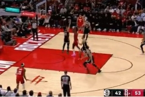 强势反弹！伊森持球突破 对抗防守滞空拉杆上篮打中