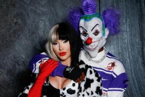 认不出来了！维尼修斯与女友出万圣节COS，打扮成小丑和库伊拉