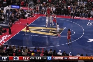 行云流水！祖巴茨吸引防守抛传助攻小琼斯空接暴扣 鲍尔默很兴奋