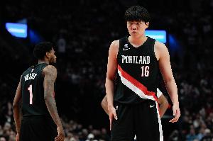 杨瀚森吃个宵夜就圆润了？体坛记者：我是看不出来 也没看到数据